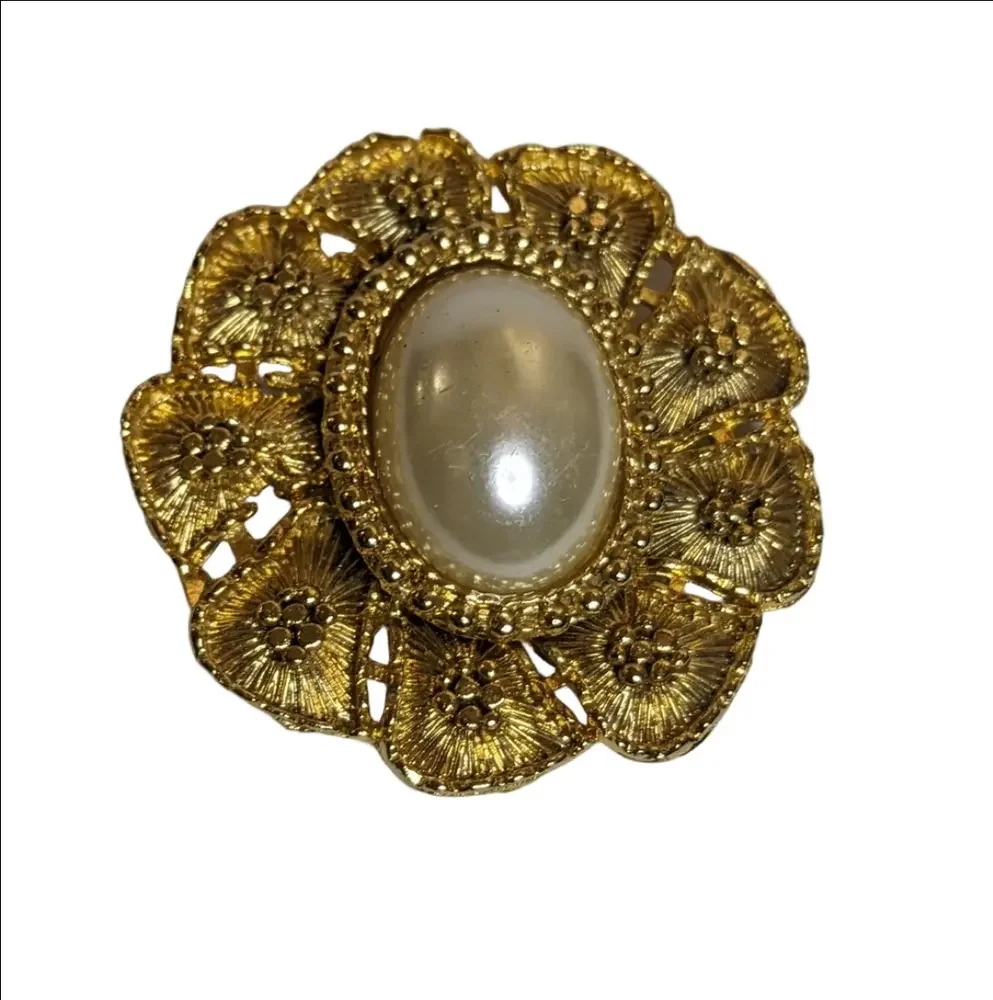 Vintage Victorian Inspired Simulated Pearl Gold Tone‎ Brooch